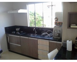 Cozinha confeccionada em MDF BP Teca Italia e Granito Verde Ubatuba